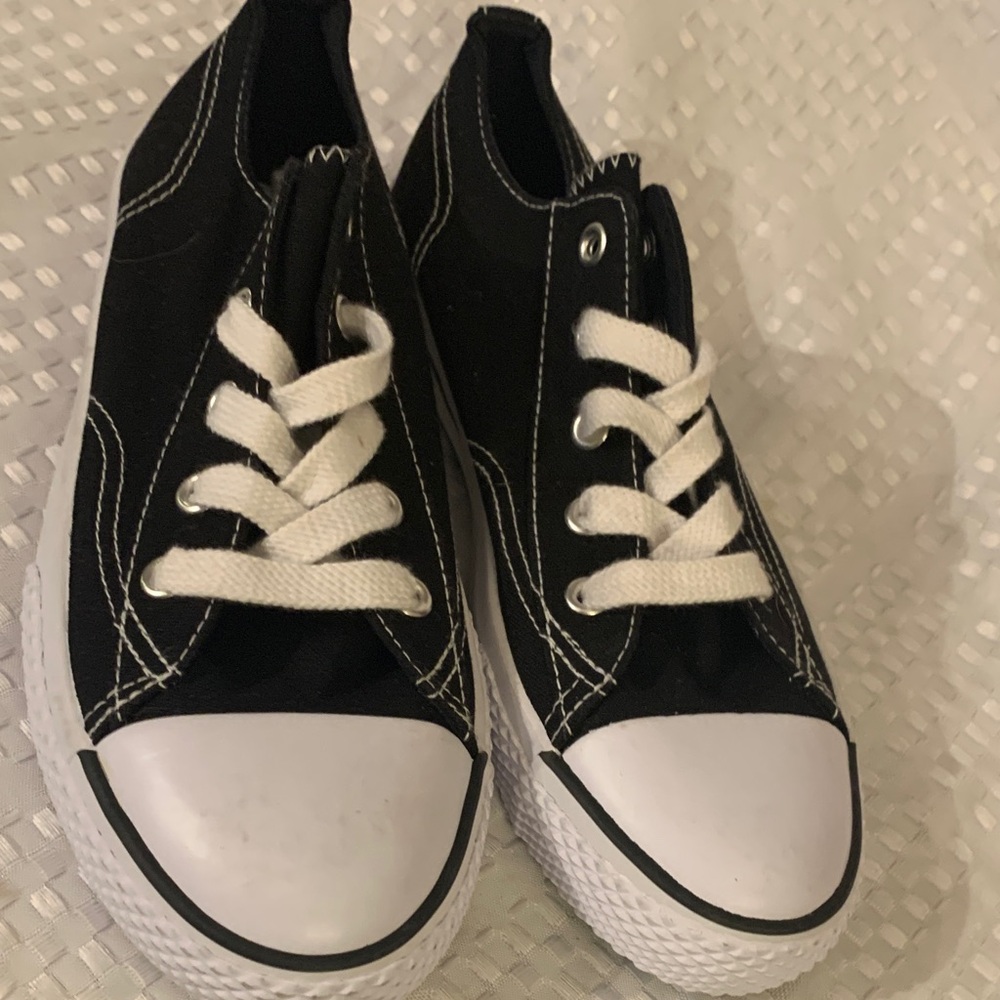 Airwalk kids black and white low rise lace up sneakers, size 3.5.